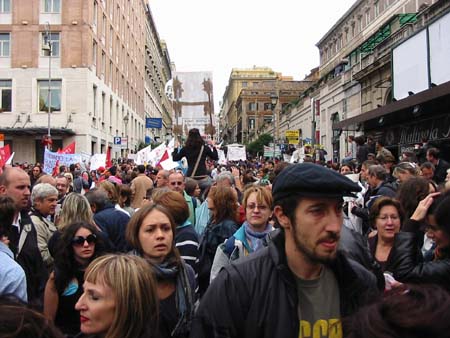 d Nel mezzo del corteo